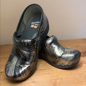 Dansko XP 2.0 Women’s Black and Gray/Silver Clogs